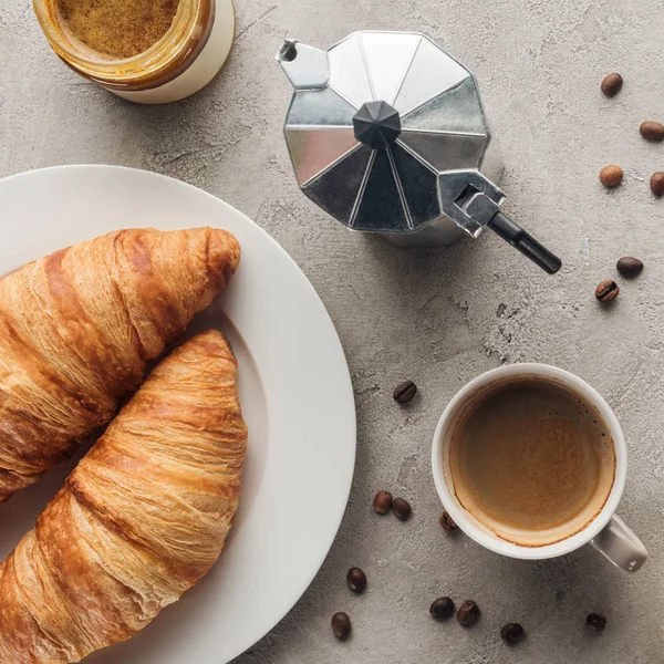 Felülnézete Betonfelület Csésze Kávé Croissant Moka Pot — Stock Fotó