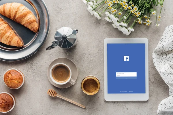 Верхний Вид Кофе Выпечкой Планшетом Приложением Facebook Экране Бетонной Поверхности Лицензионные Стоковые Изображения