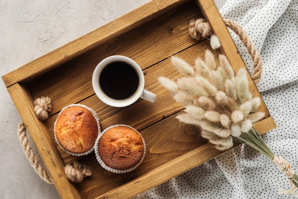 Vista Superior Xícara Café Com Muffins Buquê Lagurus Ovatus Superfície — Fotografia de Stock