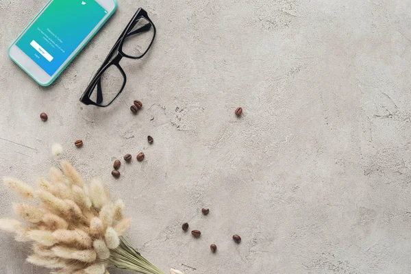 Top View Smartphone Twitter App Screen Eyeglasses Spilled Coffee Beans — Stock Photo, Image