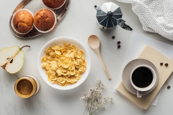 Vista Superior Tigela Cereal Seco Com Café Muffins Branco — Fotografia de Stock