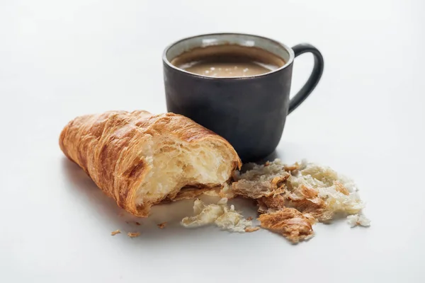Nahaufnahme Von Kaffeetasse Und Gebissenem Croissant Auf Weiß — Stockfoto
