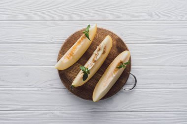 nane ile lezzetli honeydew kavun üstten görünüm ahşap tahta üzerinde