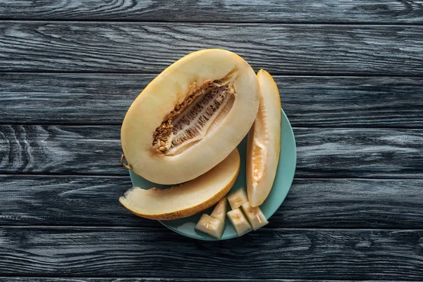 Zoete Rijpe Gesneden Meloen Plaat Houten Oppervlak Bovenaanzicht — Gratis stockfoto