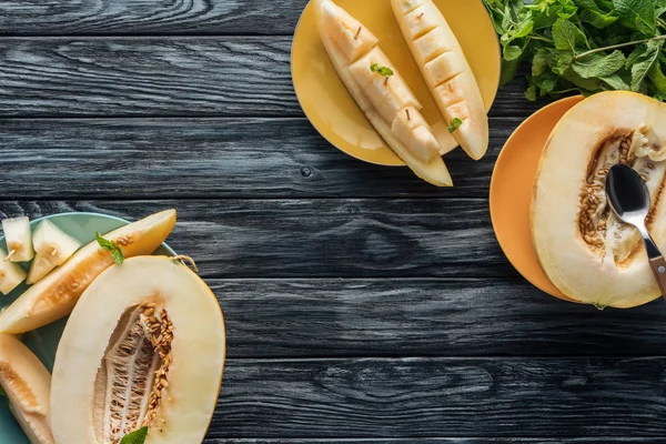 Top View Sweet Ripe Melons Plates Fresh Mint Wooden Surface — Stock Photo, Image