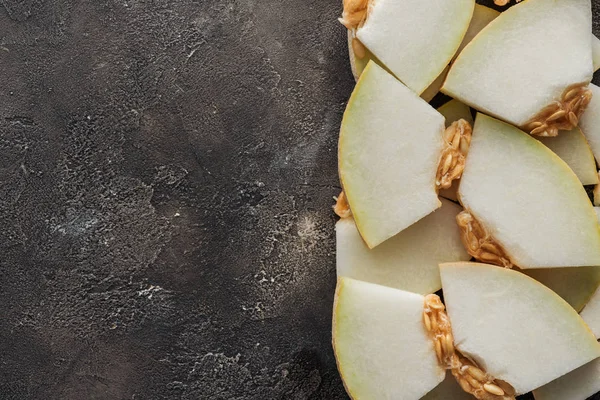 Aufgeschnittene Süße Reife Honigtau Melone Auf Schwarzem Grunge Hintergrund — kostenloses Stockfoto
