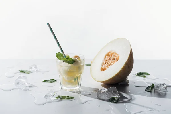 Deliciosa Bebida Verano Con Menta Melón Vidrio Cubitos Hielo Derretido —  Fotos de Stock