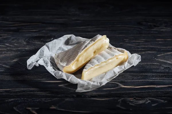 Κομμάτια Yummy Τυρί Brie Σχετικά Χαρτοπετσέτας Ξύλινο Τραπέζι — Φωτογραφία Αρχείου