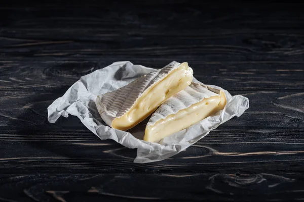 Darab Yummy Brie Sajt Szalvéta Fából Készült Asztal — Stock Fotó