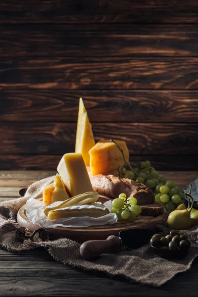 Saborosos Diferentes Tipos Queijos Uvas Peras Mesa Cozinha — Fotografia de Stock