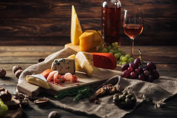 Diferentes Tipos Queijos Presunto Uvas Toalha Mesa Rústica — Fotografia de Stock