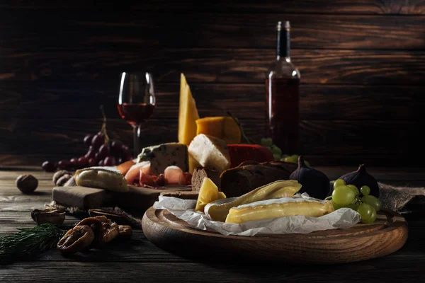 さまざまな種類のチーズや果物カッティング ボード — ストック写真