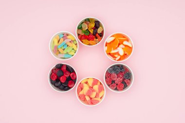 nefis jöle şekerler pink izole daire ile kağıt bardak üstten görünüm