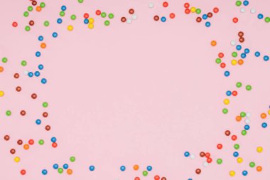 pink izole dağınık renkli Badem şekerleri, üstten görünüm