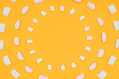 üstten görünüm, çemberin üzerinde turuncu izole lezzetli lokum gibiydi