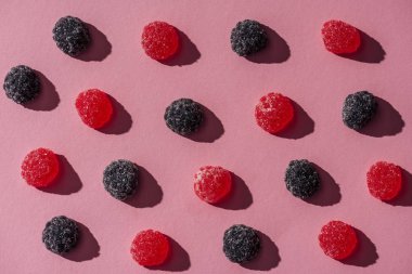 jöle şekerler ahududu pembe üzerinde şeklinde kümesi