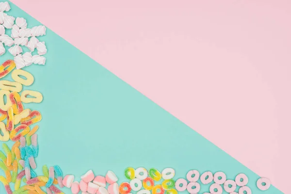터키석 분홍색 표면에 사탕과 맬로의 — 스톡 사진