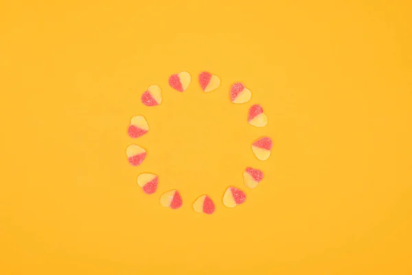Ovanifrån Cirkla Gelé Godis Form Hjärtan Isolerad Orange — Stockfoto