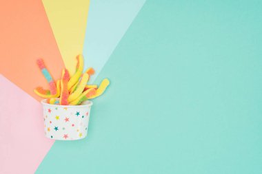 nefis jöle şekerleme kağıt kapsayıcısında üstten görünüm renkli yüzeyi