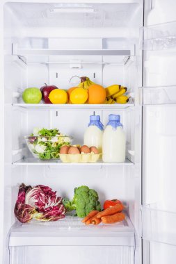 meyve, sebze ve yumurta buzdolabında süt 