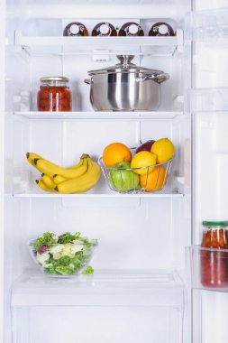 olgunlaşmış meyve, salata, pan ve korunmuş domates buzdolabında 