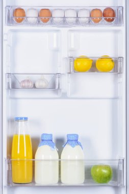 yumurta, sarımsak, limon, meyve suyu ve süt buzdolabında