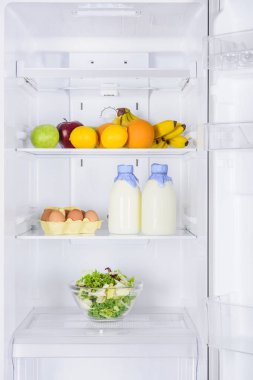 meyve, süt ve salata buzdolabında şişe