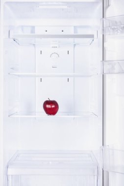 Buzdolabında bir olgun kırmızı elma