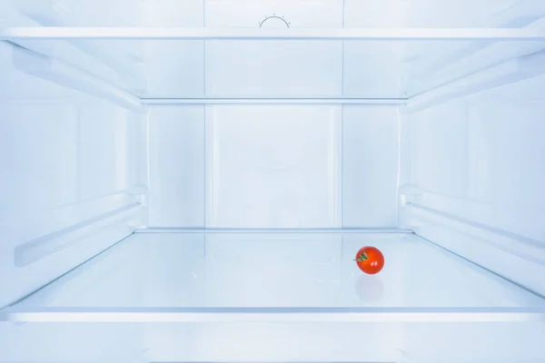 Bir Küçük Kırmızı Domates Buzdolabında — Stok fotoğraf
