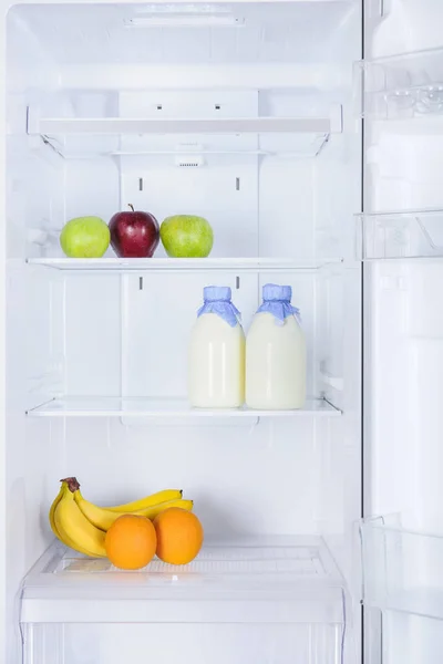 Reife Leckere Äpfel Bananen Orangen Und Milchflaschen Kühlschrank — Stockfoto