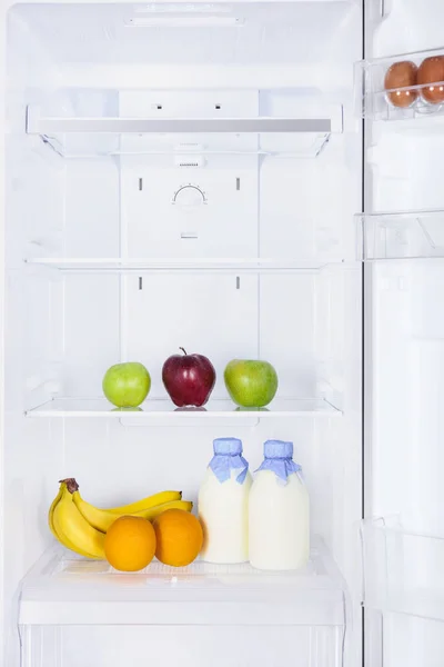 Olgun Lezzetli Meyve Süt Buzdolabında Şişe — Ücretsiz Stok Fotoğraf