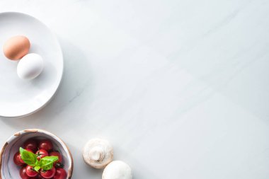 beyaz mermer yüzey günü kahvaltıda omlet pişirme için malzemelerin üstten görünüm