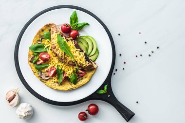 beyaz mermer masa üzerinde ahşap tahta üzerinde sağlıklı omlet ile gıda kompozisyon