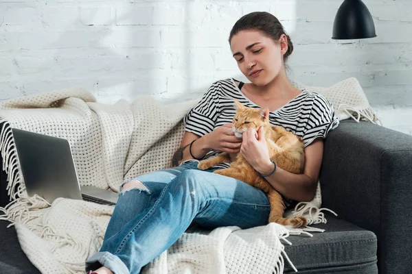 Beautiful Girl Sitting Sofa Palming Cute Red Cat Living Room — Stock Photo, Image