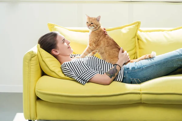 Beautiful Girl Lying Yellow Sofa Palming Cute Red Cat Living — Stock Photo, Image