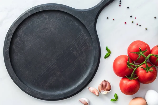 Top View Wooden Board Vegetables Raw Chicken Eggs Cooking Omelette — Stock Photo, Image