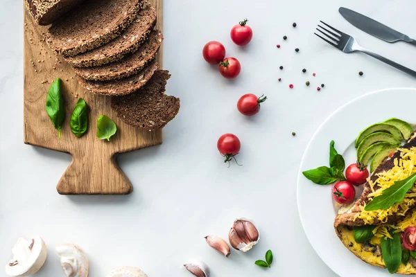 Tendido Plano Con Tortilla Cocida Verduras Pan Tabla Cortar Madera — Foto de Stock