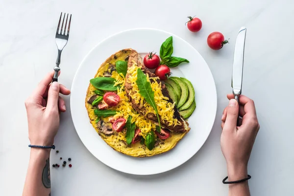 Kadının Kahvaltıda Yapımı Omlet Ile Masa Üstü Elinde Çatal Ile — Stok fotoğraf