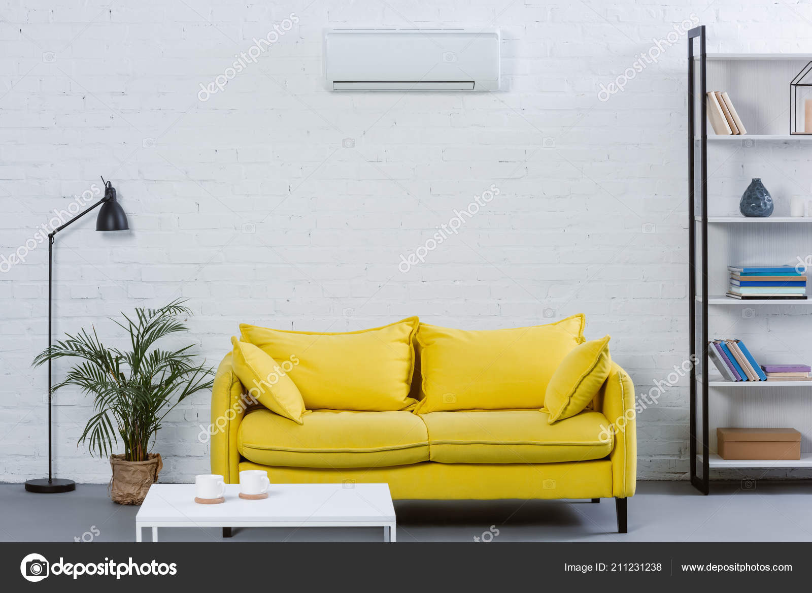 Dunkelgraue Couch Mit Weißen Wänden Und Akzenten Aus