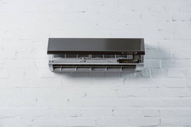 Modern Klima açık açık plakalı beyaz tuğla duvara asılı