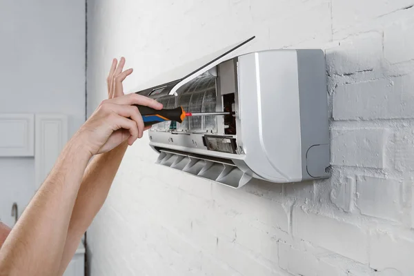 Cropped Shot Repairman Taking Filter Conditioner Screwdriver — Stock Photo, Image