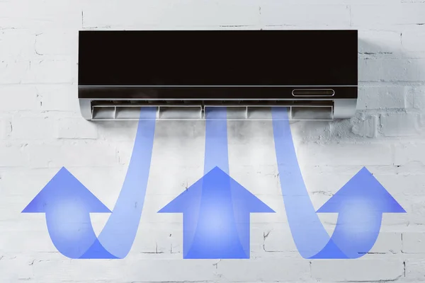 Černá Klimatizaci Visí Bílé Zdi Vyfukování Vzduchu Šipkami — Stock fotografie