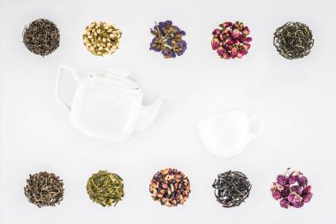 kurutulmuş bitkisel organik çay ve çaydanlık beyaz izole Kupası ile üstten görünüm