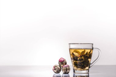 Çin çiçeklenme çay tabloda çay topları ile
