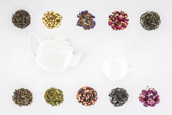 Felülnézet Szárított Tea Gyógynövény Ökológiai Elszigetelt Fehér Kupa Teáskanna — Stock Fotó