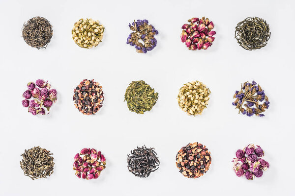 коллекция сушеного травяного органического чая, выделенного на белом
