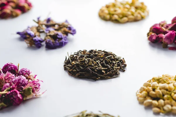 Μοτίβο Από Αποξηραμένα Βότανα Οργανικό Τσάι Λευκή Επιφάνεια — Φωτογραφία Αρχείου