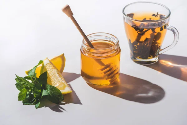 健康茶柠檬 薄荷和蜂蜜在白色桌面上 — 图库照片
