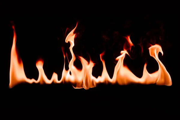 关闭黑色背景下燃烧火焰的视图 — 图库照片