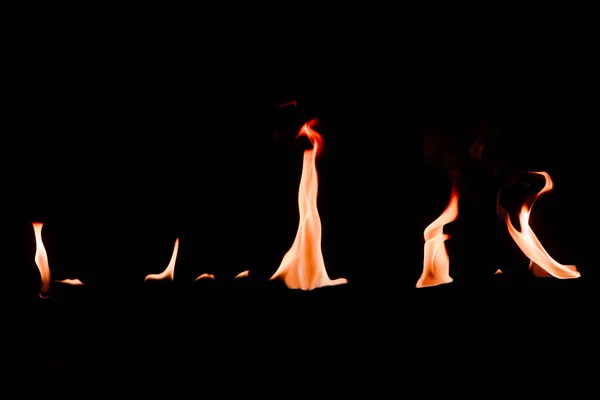 Siyah Zemin Üzerinde Küçük Yanan Turuncu Ateş Görünümü Kadar Kapatın — Stok fotoğraf